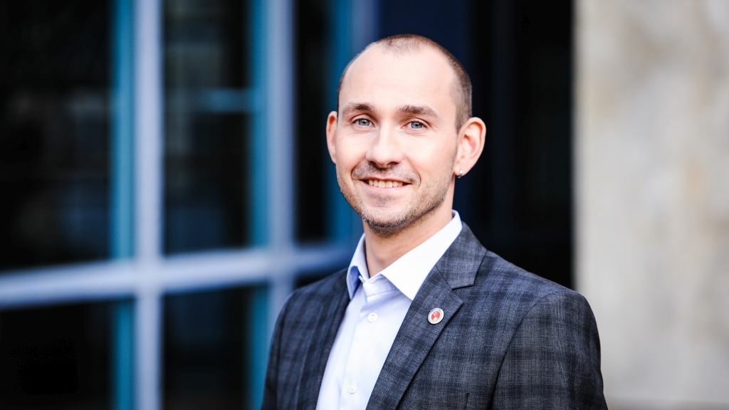 Dr Stefan Belz
