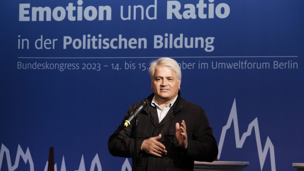 Dr. Mehmet Daimagüler auf der Kongressbühne