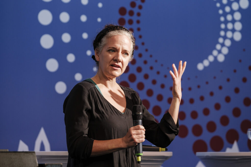 Dr. Maja Bächler hält einen Vortrag