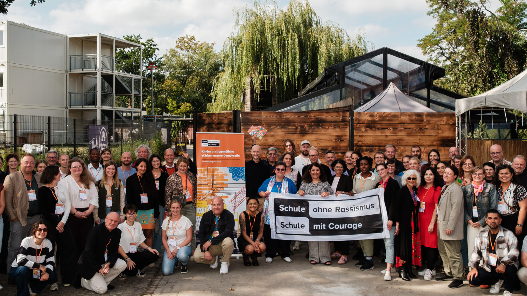 Gruppenfoto mit Teilnehmenden des Bundeskongresses 2025 vor dem Festdsaal Kreuzberg