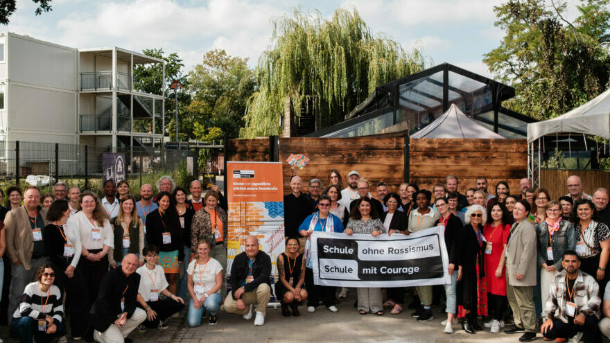 Gruppenfoto mit Teilnehmenden des Bundeskongresses 2025 vor dem Festdsaal Kreuzberg