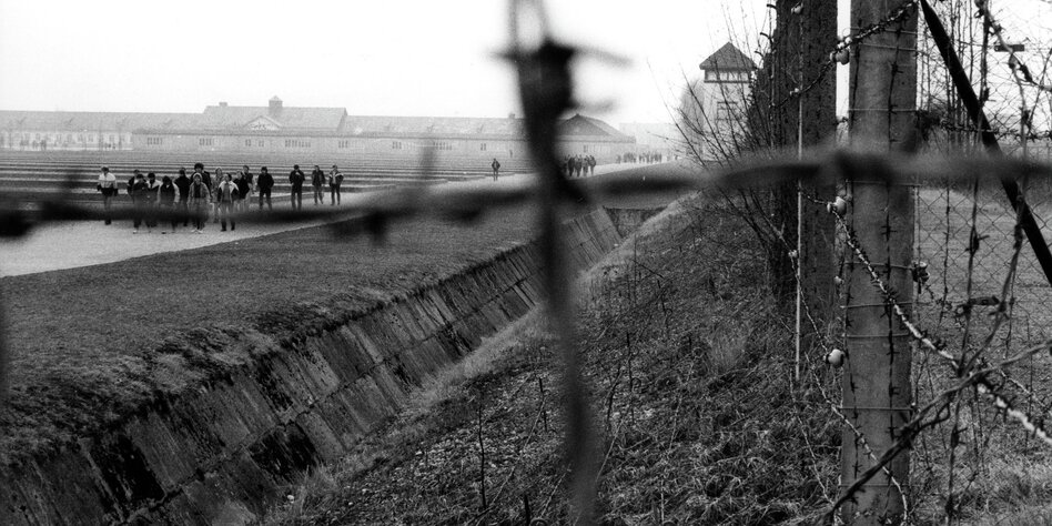 Besuchergruppe 1984 in der KZ-Gedenkstätte Dachau