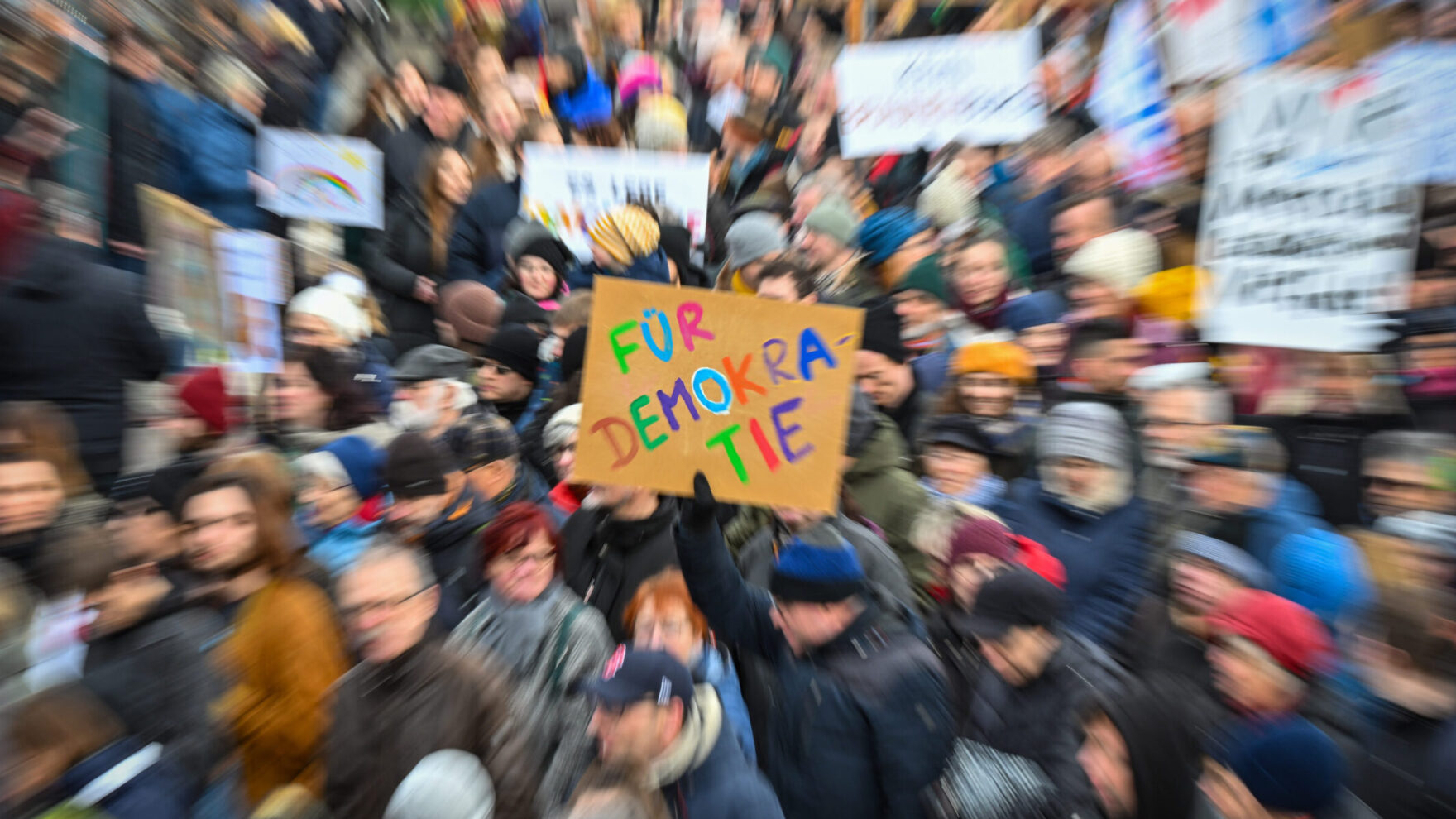 Demonstration mit einem Schild in der Mitte: 