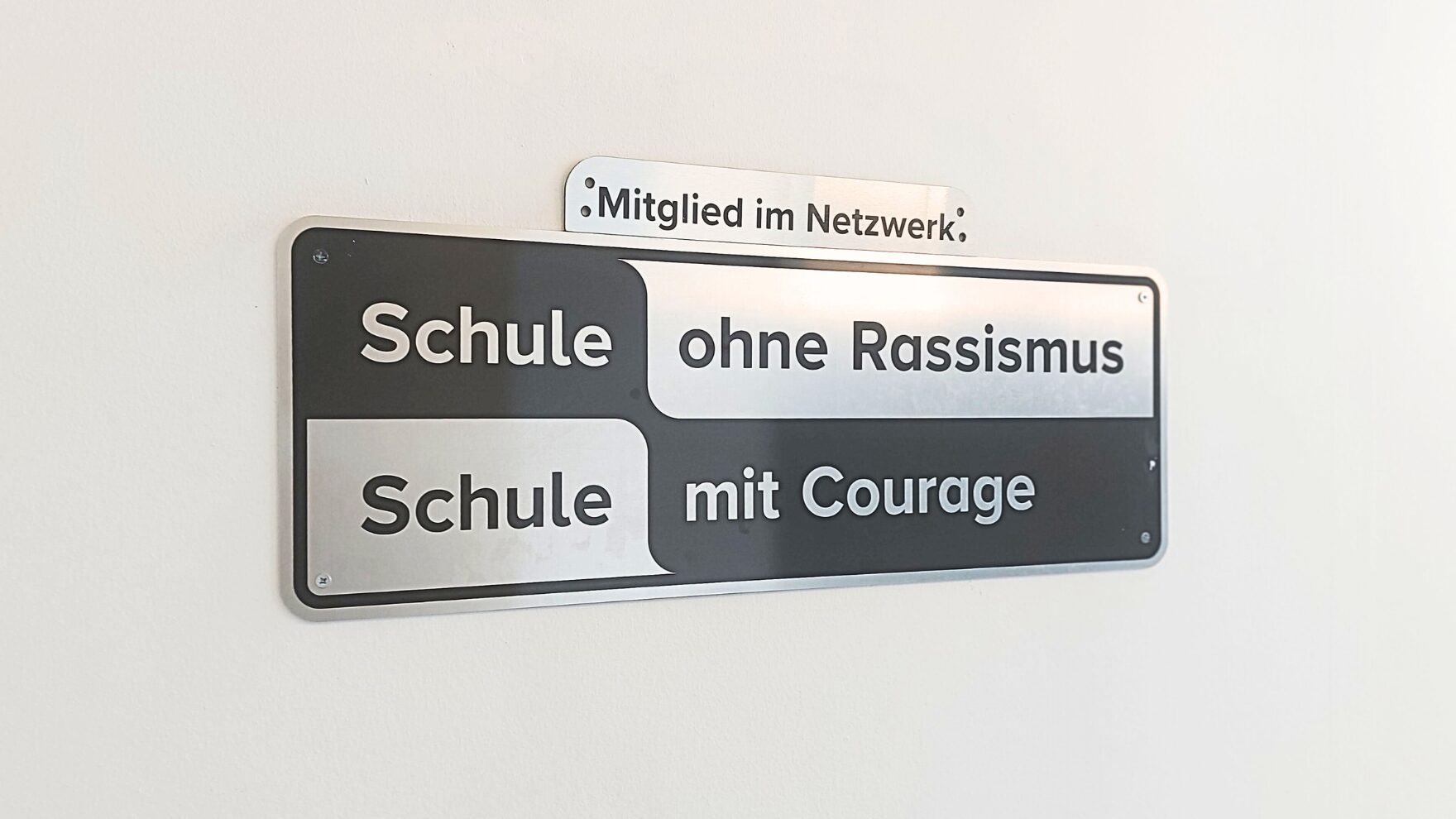 Schild: Mitglied im Netzwerk Schule ohne Rassismus - Schule mit Courage