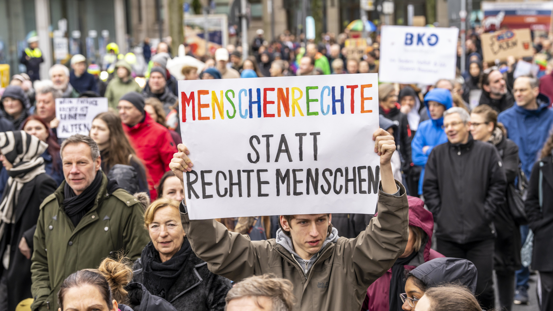 Schülerdemonstration. ein Jugendlicher hält ein Schild mit der Aufschrift: Menschenrechte statt rechte Menschen