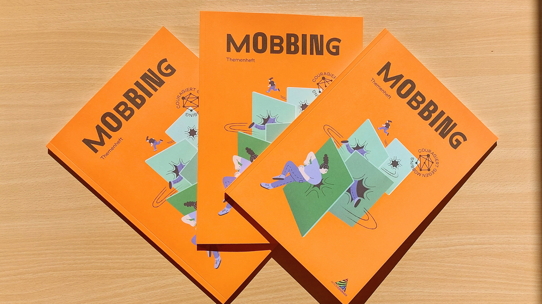 Drei Exemplare vom Themenheft Mobbing Website