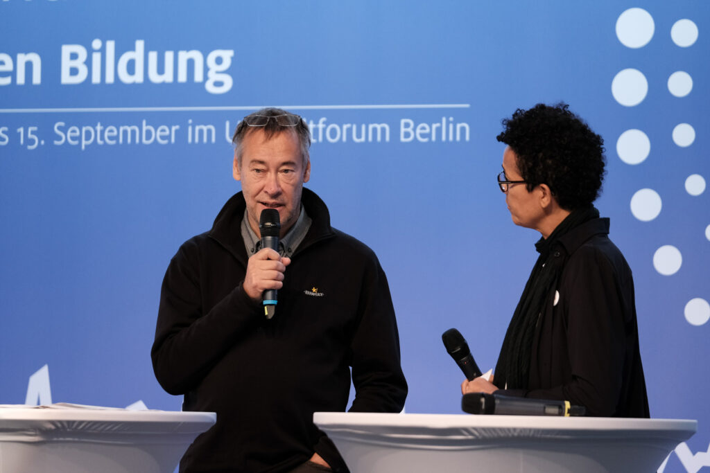Thomas Krüger und Mo Asumang im Gespräch auf der Kongressbühne