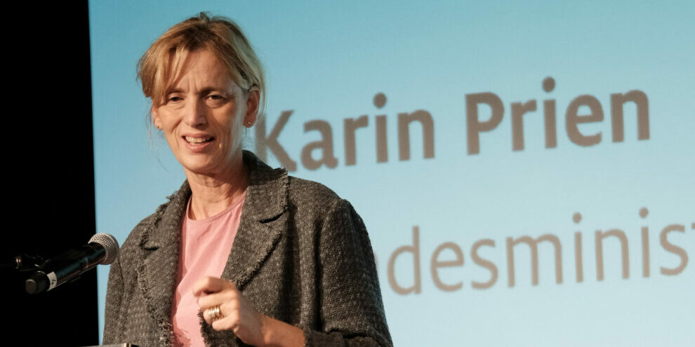 Karin Prien, Bundesministerin für Bildung, Familie, Senioren, Frauen und Jugend, hält auf dem Bundeskongress ein Grußwort